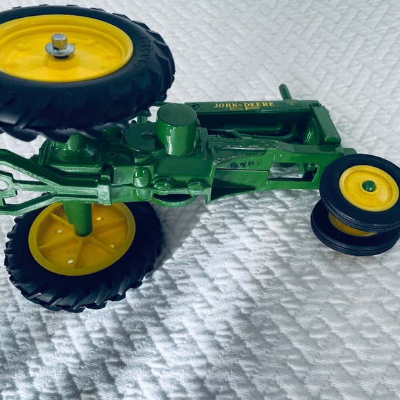 SOLD Vintage John Deere Diecast Model G Tractor - Picture 3 of 7